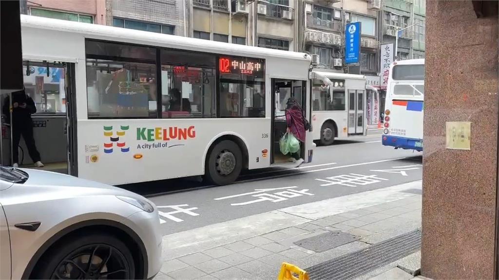 這樣太危險！基隆阿公疑錯過公車　趁停紅燈衝上前人肉攔車