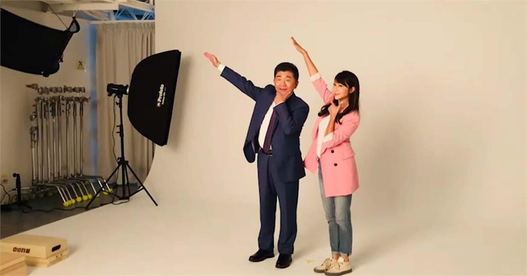 快新聞/陳時中著全新西裝合體小雞棚拍 自曝「放得開」沒練POSE