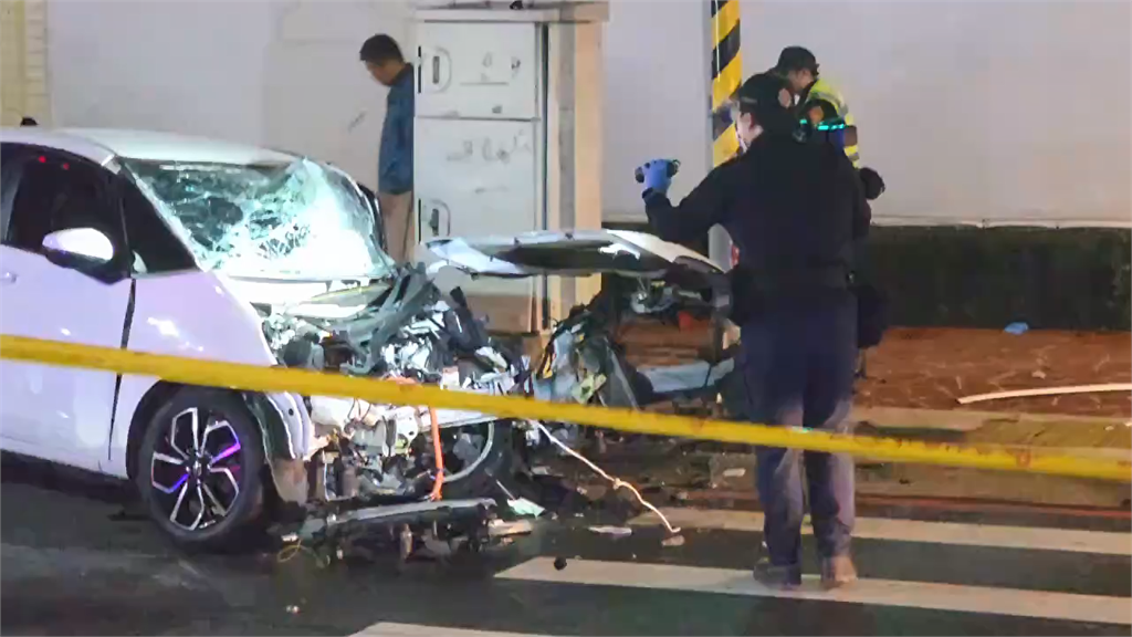 最新／車頭全爛！桃園白車突猛撞「2行人慘遭波及」　命危搶救中