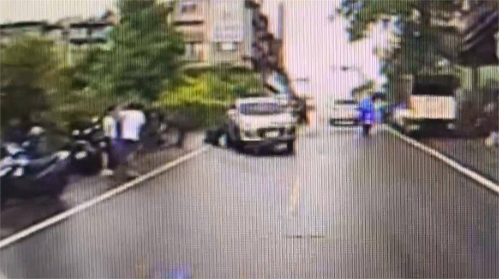 台南雨天機車自摔又遭轎車輾過　女騎士多處骨折送醫