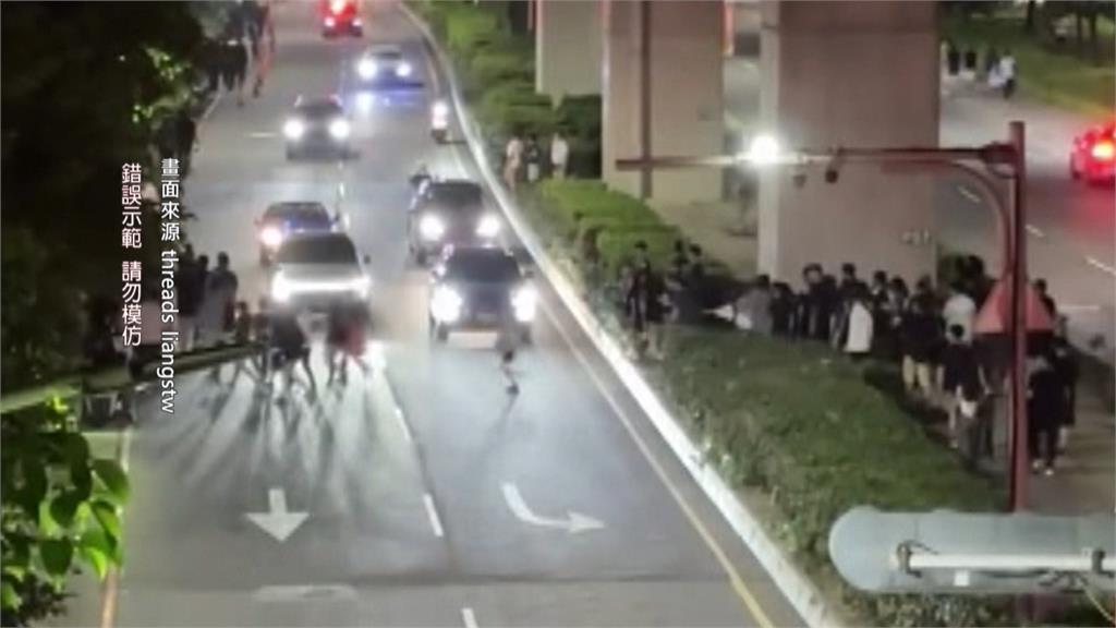 驚險！看大稻埕煙火違規穿越馬路　人車爭道險象環生