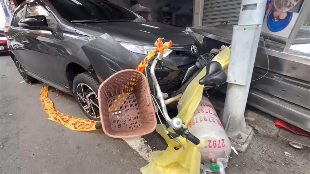 嘉義轎車衝撞近一甲子「米苔目老店」　53歲駕駛疑身體不適釀禍急送醫