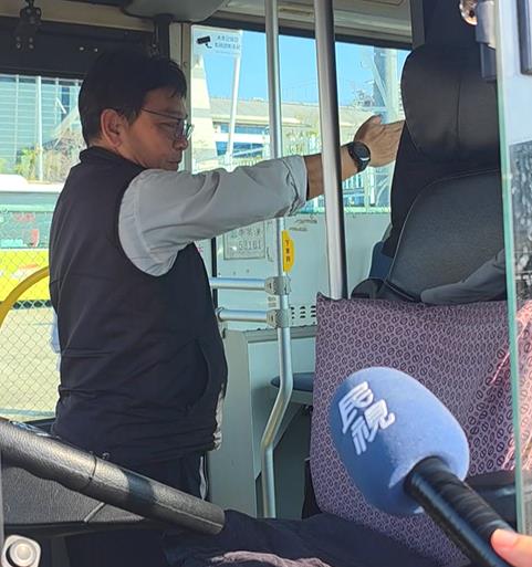 舉手不標準司機爆氣！　女司機車上開廣播狂唸乘客