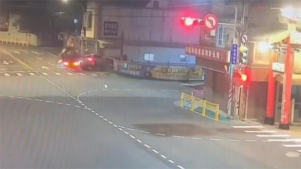 疑癲癇發作？桃園小貨車闖紅燈撞車　波及整排五間鐵皮屋