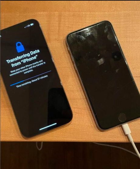 「美國隊長」嫌iPhone 12太重!網笑翻:但你舉得起雷神之槌