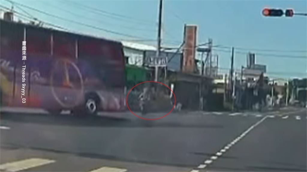 驚險！彰化騎士左轉撞直行遊覽車　國３小貨車停車線遭後車衝撞翻車