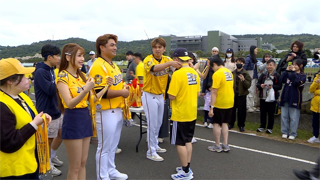 「黃衫軍」路跑熱血登場！　中信啦啦隊熱情加油