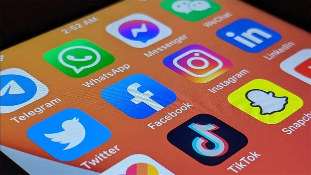 iPhone用戶注意!臉書連你站著、躺著都知道 研究員建議卸載