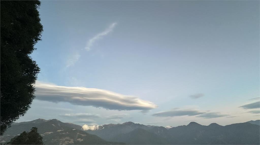 外星人要來了?南投天空出現多層「驚人飛碟雲」氣象署1句解釋