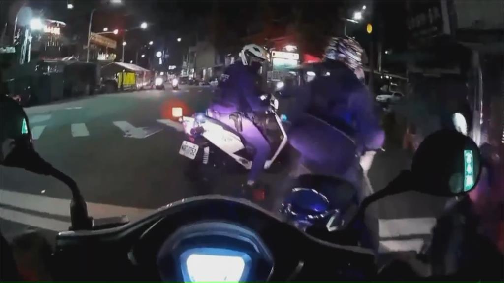 鳳山騎士拒檢衝撞警車落跑 警負傷壓制嫌犯、查獲毒品