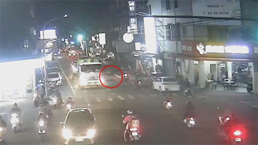 台南婦跨越馬路追垃圾車　意外遭移工騎電動車撞上