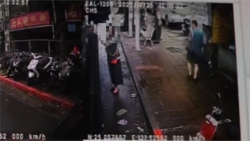 男為等妻伸手擋車門控遭「夾傷手」　公車不是你一人的！駕駛怒：全車等你