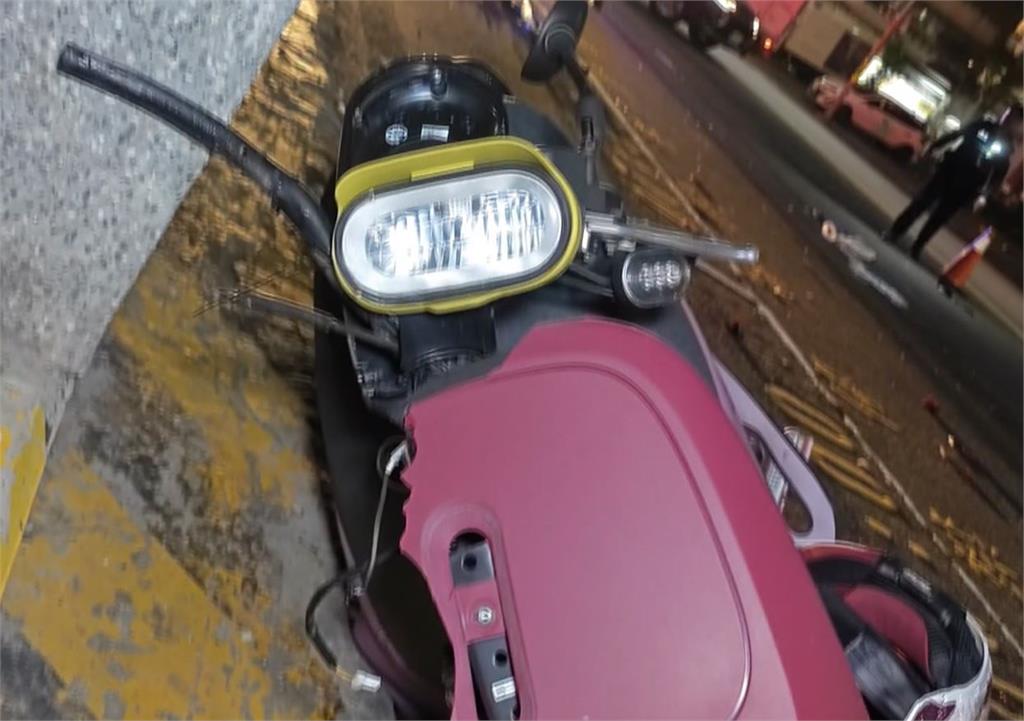 深夜自撞事故! 小客車撞護欄 女騎士撞小貨車