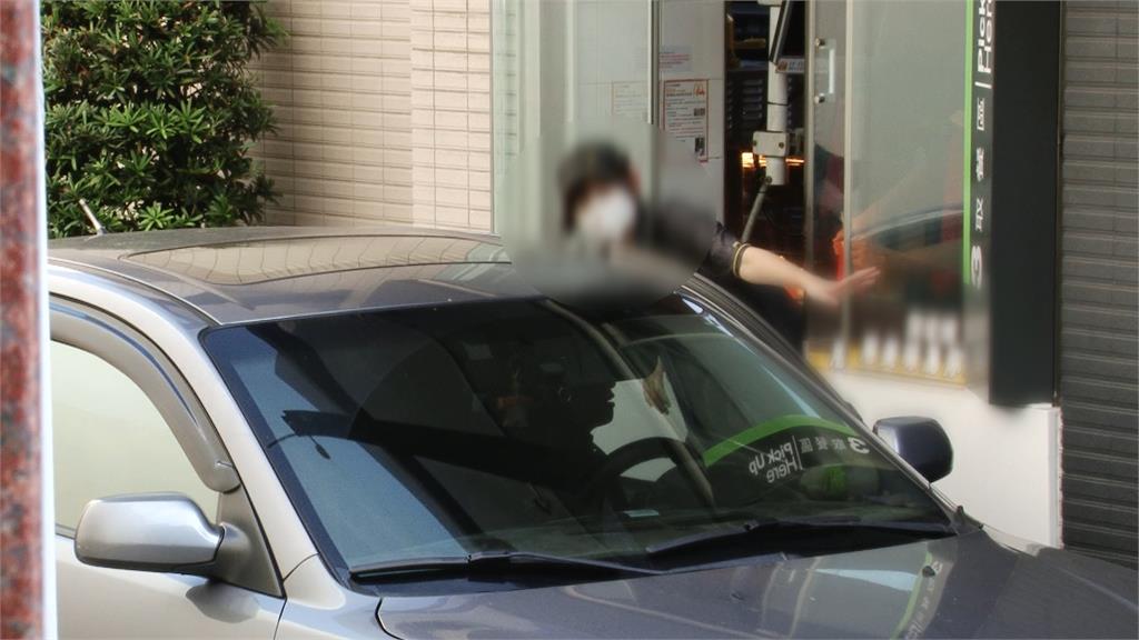買厚鬆餅堡大排長龍 外送員不耐久候直衝取餐車道