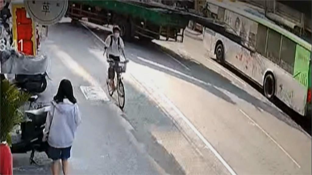 載運鋼筋疑超過規定長度 貨車左轉鋼筋竟插進公車車窗