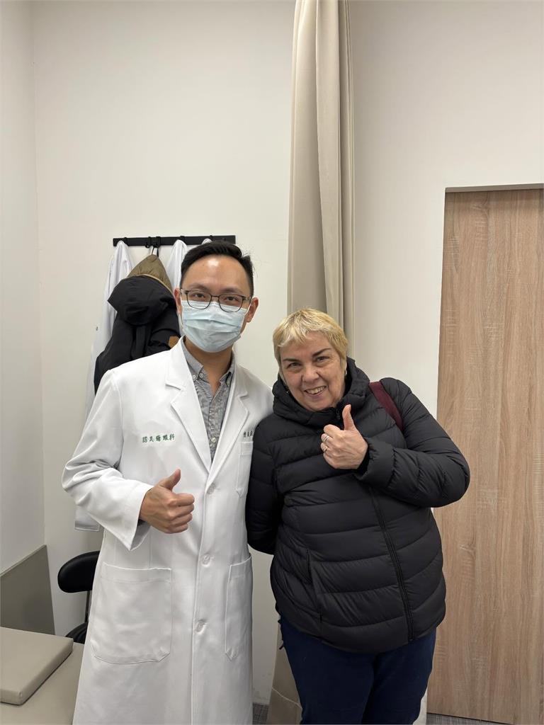 義大利阿嬤「白內障手術要排隊1年」！急飛台灣治療「成果曝光」網感動：真的好棒