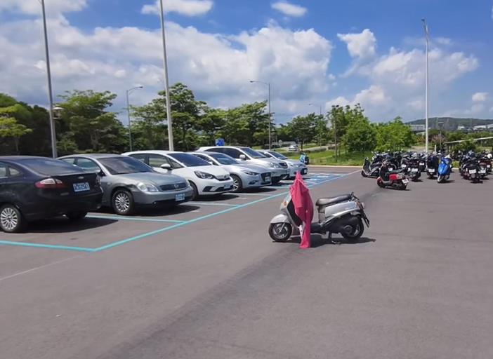 苗栗高鐵站停車場機車亂停　後龍鎮長籲：請顧苗栗門面