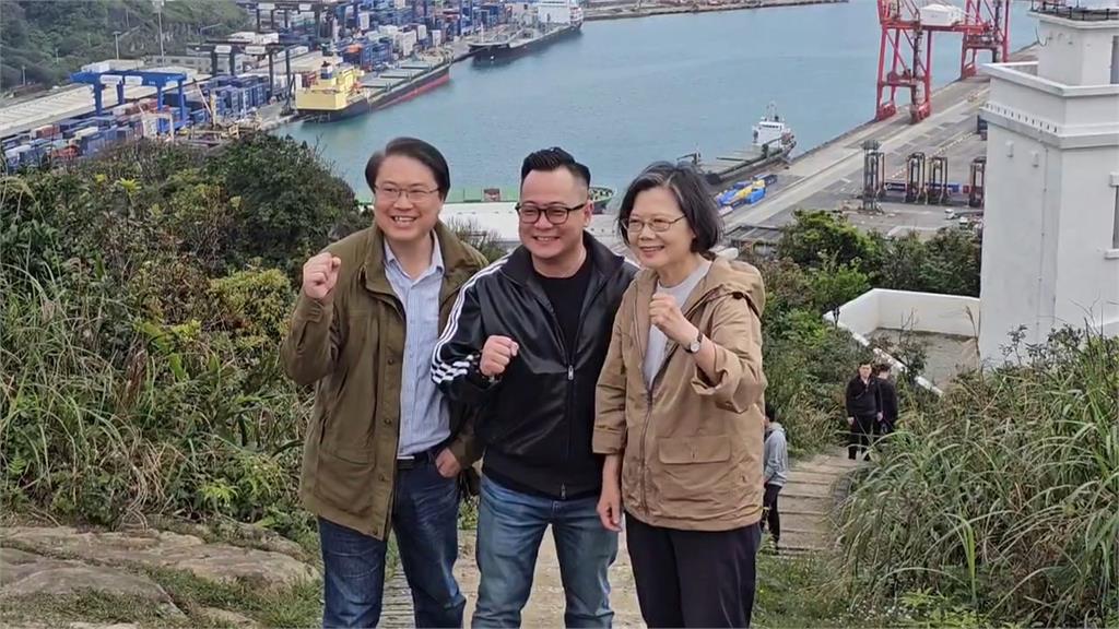 蔡英文相約童子瑋爬山 林右昌作陪 合照C位留給童 抬轎意味濃