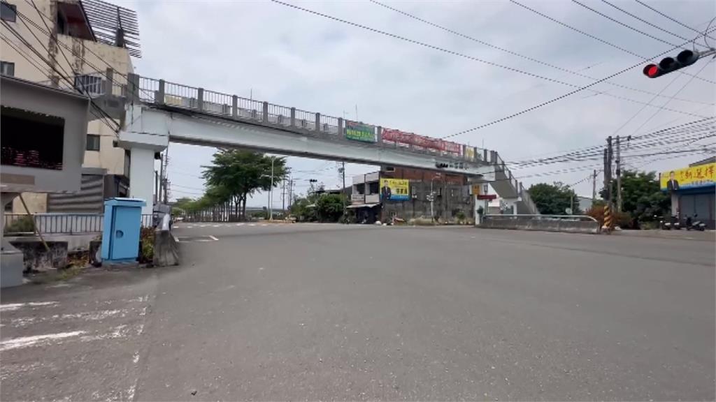 嚇瘋！彰化67歲男「翻越欄杆跳下天橋」　右腳骨折送醫