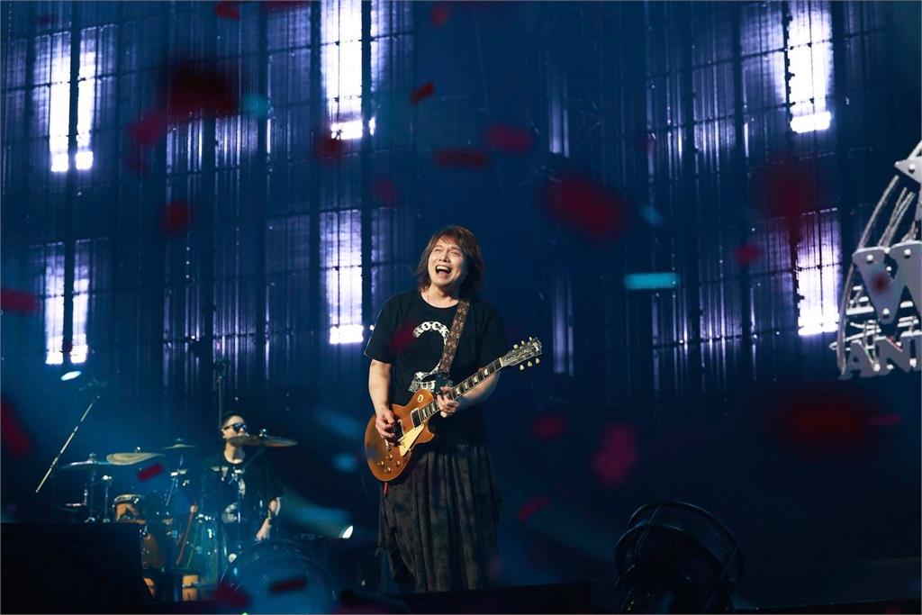 伍佰「經典1神曲」昔慘被男歌手退件！親自上場「暴紅狂賣50萬張」成KTV必點