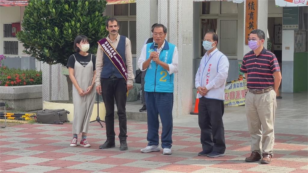 周春米到萬巒豬腳街　客家話與鄉親問好