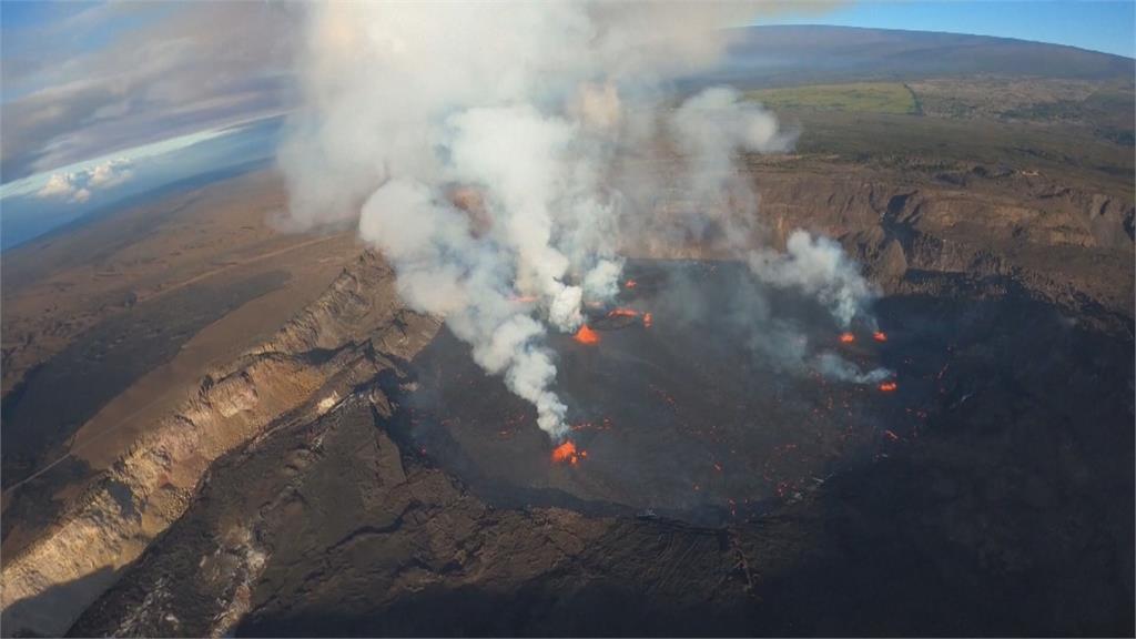 夏威夷奇拉威火山再度噴發　岩漿沸騰噴煙　吸引遊客朝聖