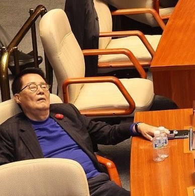 議員翻牆闖國會「為解除戒嚴」!83歲議員投完票「1畫面曝」惹全網心疼