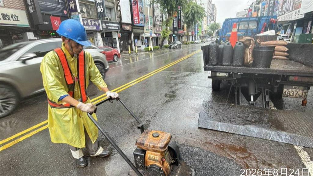 大雨中最美風景！　高雄23組工班風雨無阻修補坑洞
