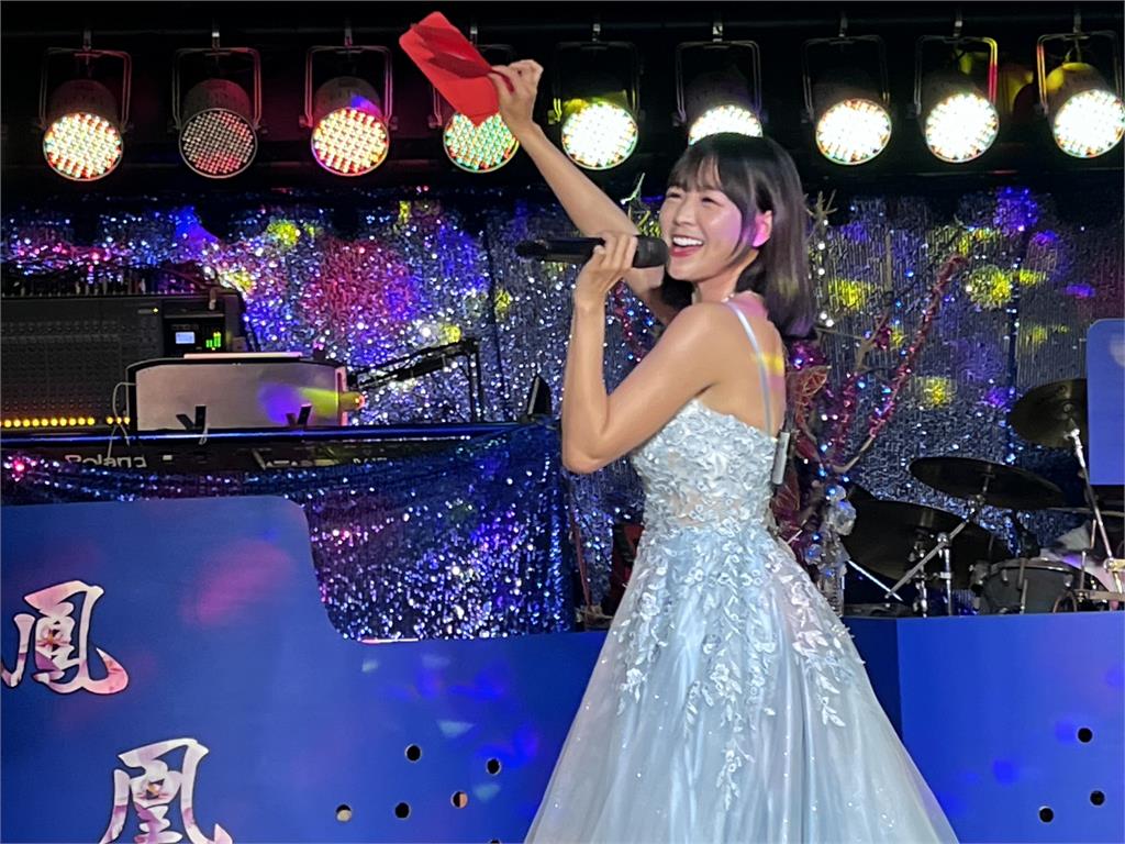 《綜藝新時代》籃籃性感紅包場唱歌!被老闆欽點留下改取藝名「高冷籃妃」