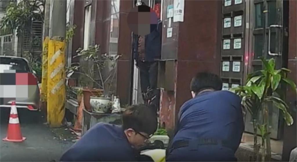 快新聞/女通緝犯噴辣椒水拒捕! 金山勇警忍痛壓制逮捕畫面曝