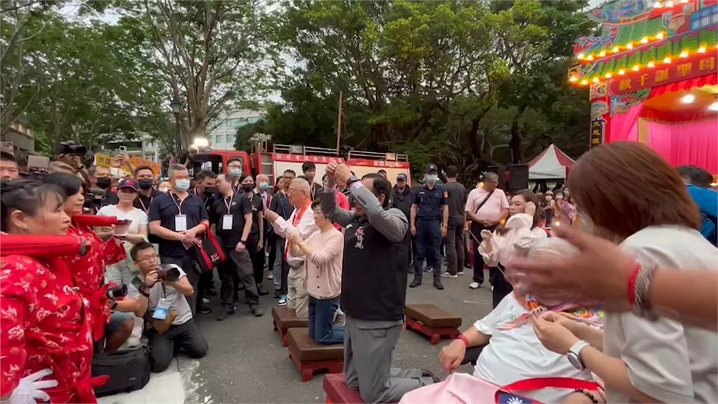 97歲母親、表姊張淑芬站台力挺 郭台銘造勢遇雨僅千人到場