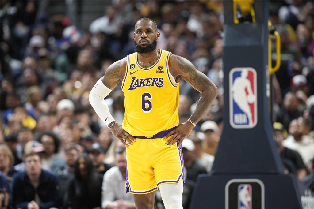 NBA/扛不住了?湖人開季苦吞4連敗 詹姆斯「神秘發文」惹議