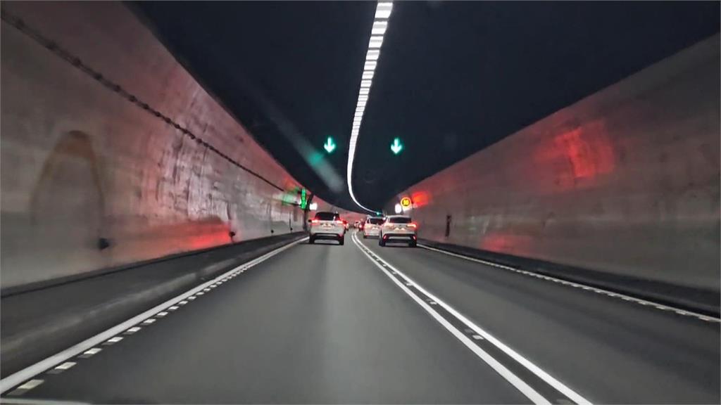 雪隧出現逼車狂魔？　時速90遭緊貼　危險畫面曝！