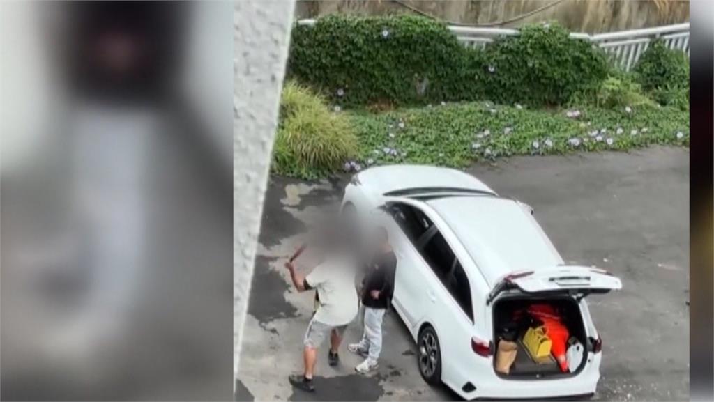 最差示範!疑兒管教不聽 父竟持樂樂球棒"出棒打人"