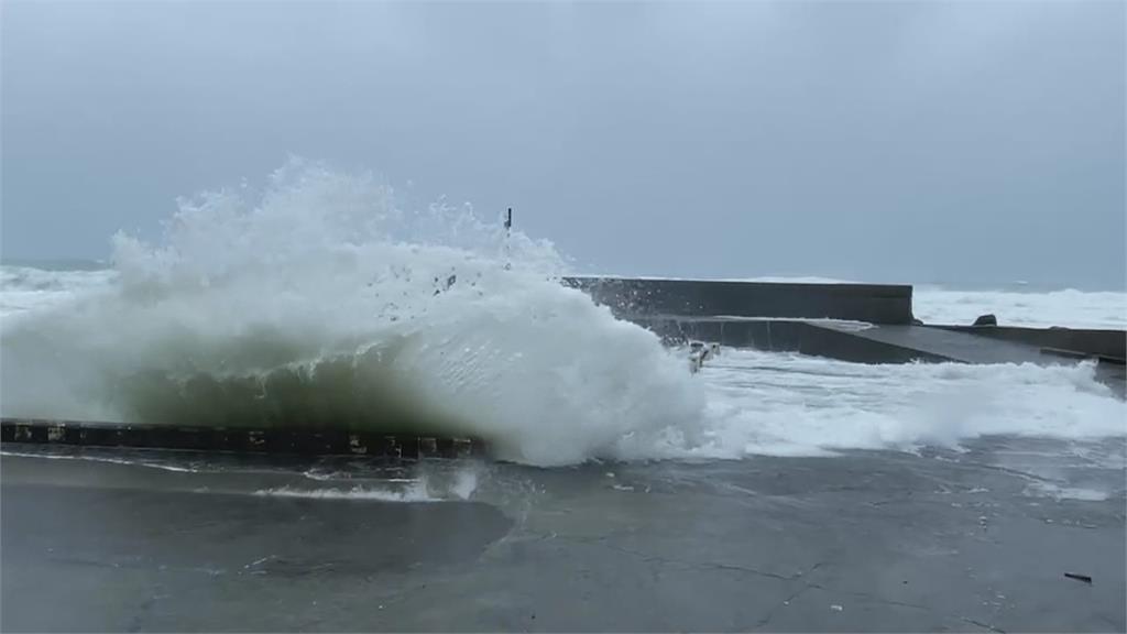 「杜蘇芮」影響墾丁風雨強勁　香蕉灣大浪直接打上路面