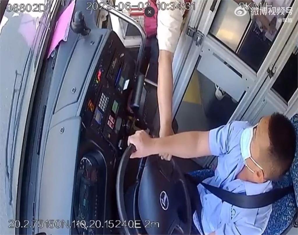 朋友沒趕上公車…中國70歲大媽4度出手「搶方向盤」飆吼司機：停車