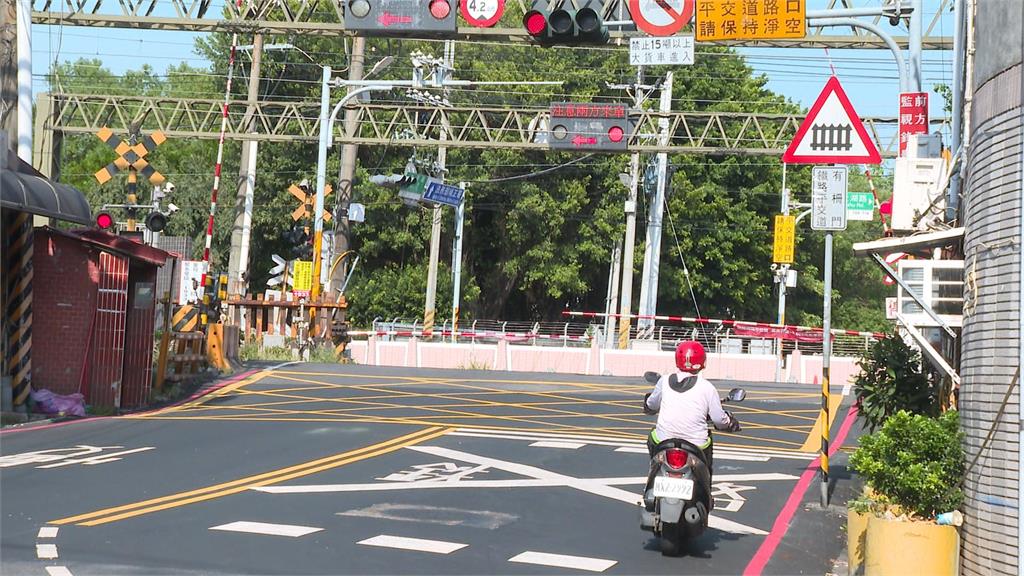 鐵路版玩命關頭! 騎士無視平交道遮斷桿降下硬闖通過