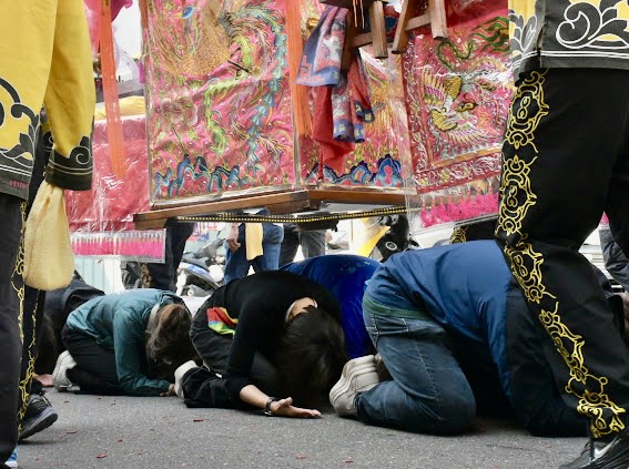 快新聞/「粉紅超跑」白沙屯媽祖連袂旗山繞境!邱議瑩迎駕點竹炮、鑽轎底