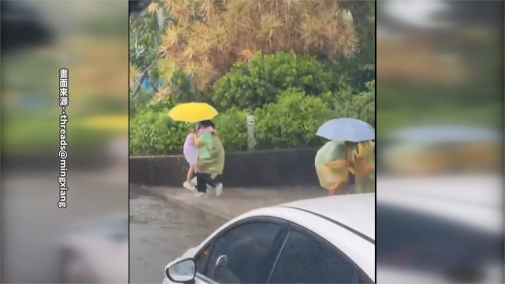 戶外教學回程遇大雨 補習班老師接力抱孩子上車
