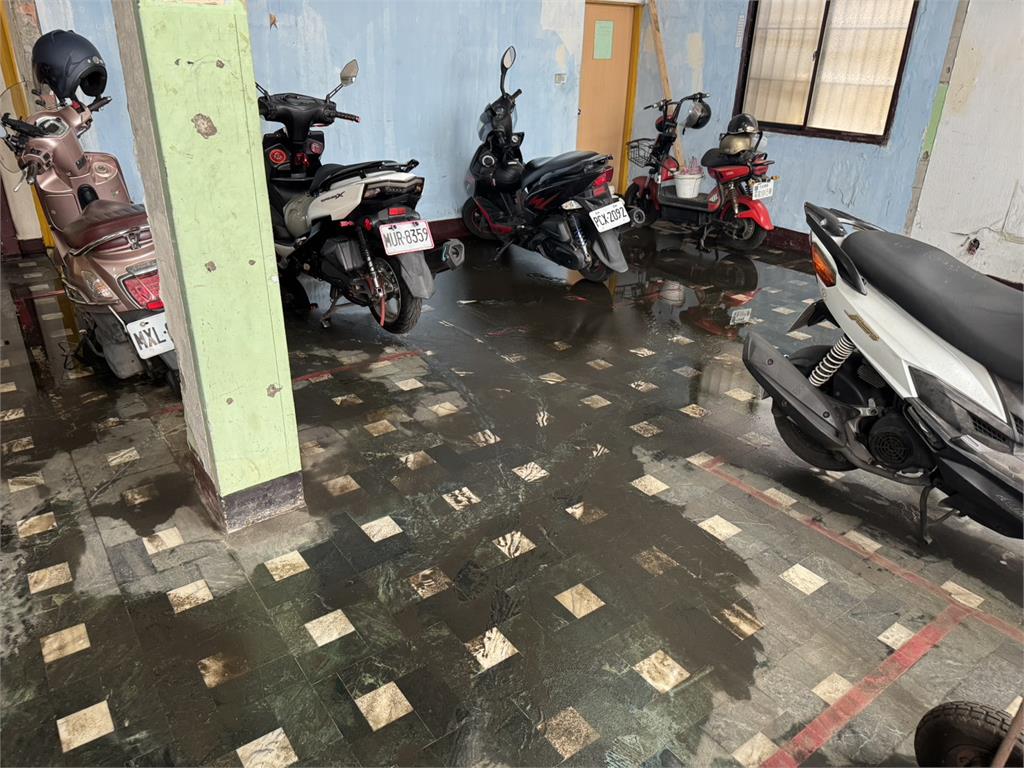 豪雨像用倒的！龜山多戶民宅淹水　居民控鐵路地下化工程是主因