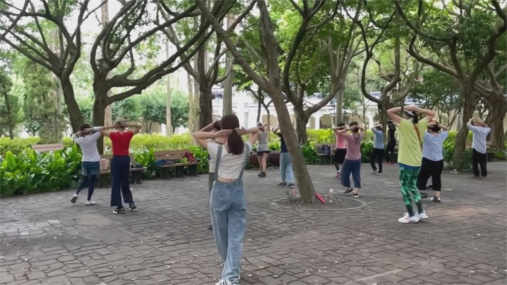櫻花妹加入廣場舞行列 學跳簡易版「開花舞」嗨讚:年輕人也該參加