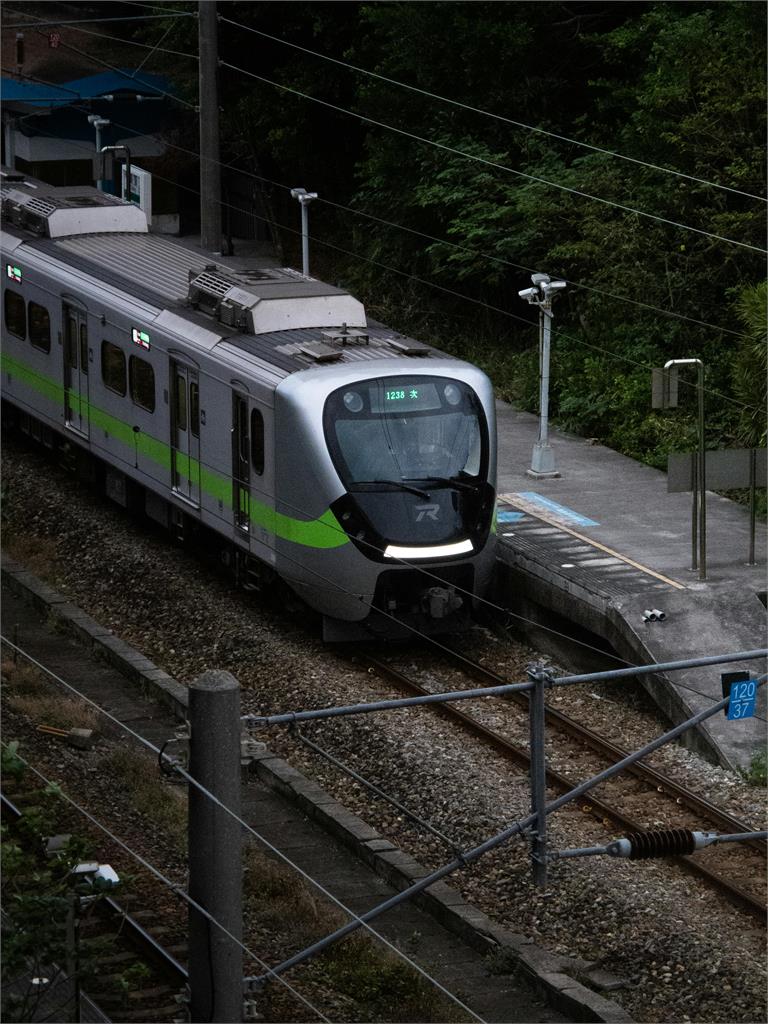 南韓火車上演「限制級激情秀」畫面流出！阿珠媽車廂內「抓鳥狂吻」嬌喊：歐巴～