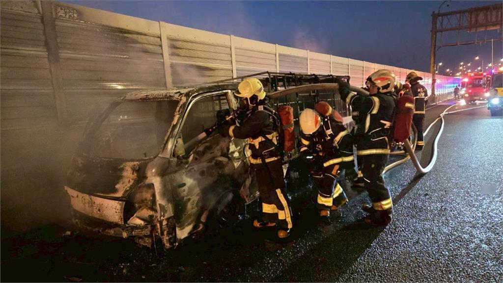 快新聞／新北環快黑煙直竄！小貨車燒到只剩骨架「3人驚險逃生」　驚悚畫面曝