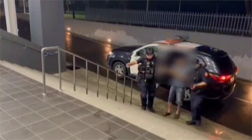 高雄停車糾紛! 男深夜倒車數度猛撞鄰居愛車
