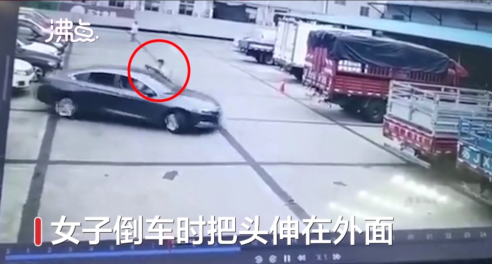詭異畫面曝光！中國女駕駛倒車「探頭看後方」短短4秒竟把自己撞死