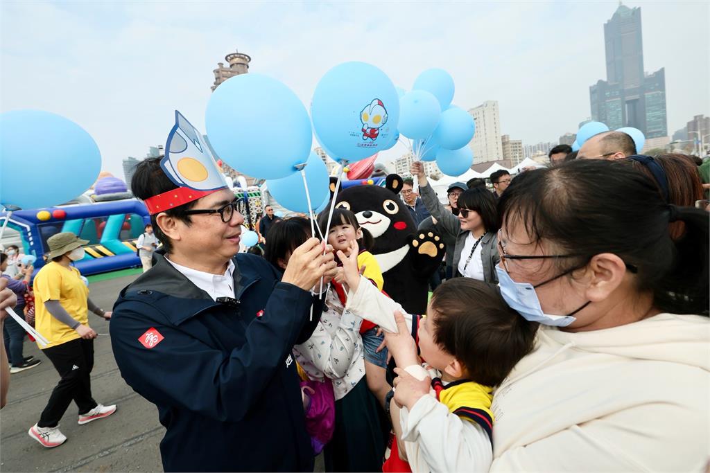 快新聞／您的陳三歲又上線了！戴超人力霸王頭套　親自開箱高雄冬日遊樂園
