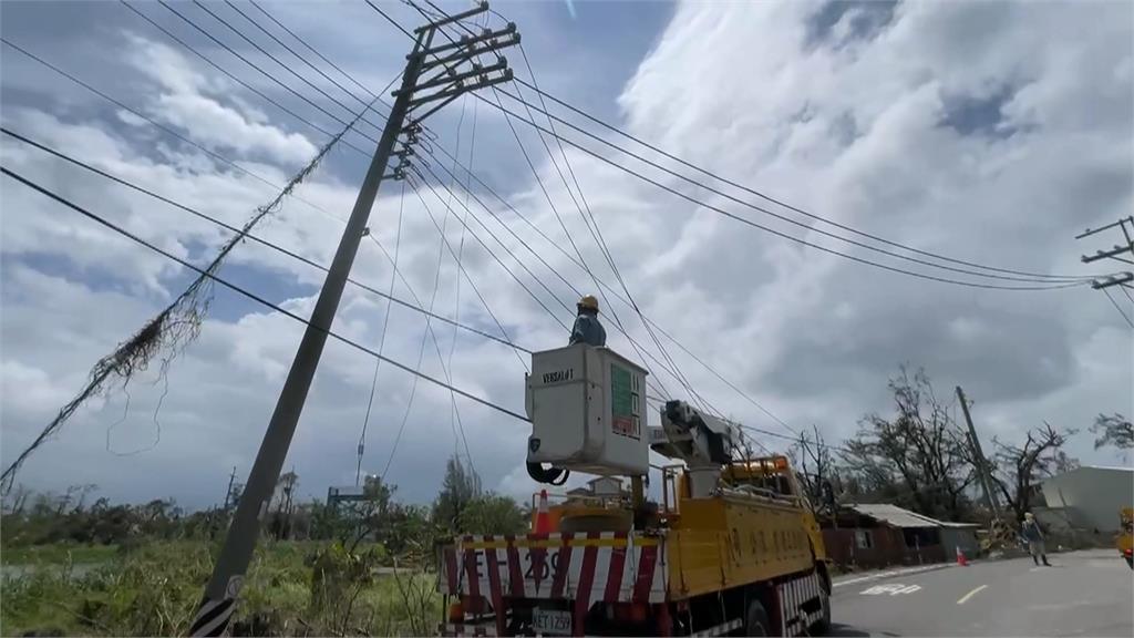 台電人員搶修受損電線桿　泡水進行作業、多日未回家　