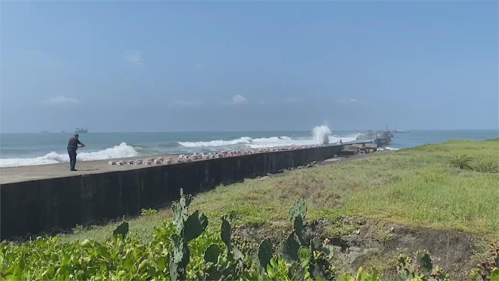 國慶煙火砲架遭浪打落海　發射筒旗津外堤漂到西子灣