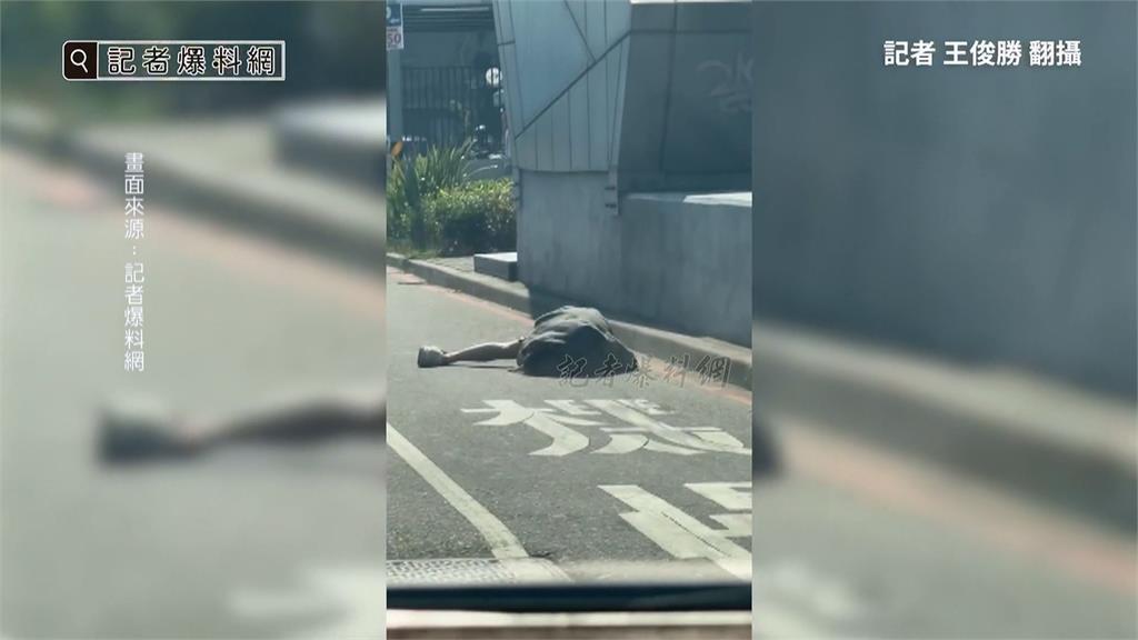 驚險! 女子疑喝醉癱倒路邊 一旁車流量大險象環生