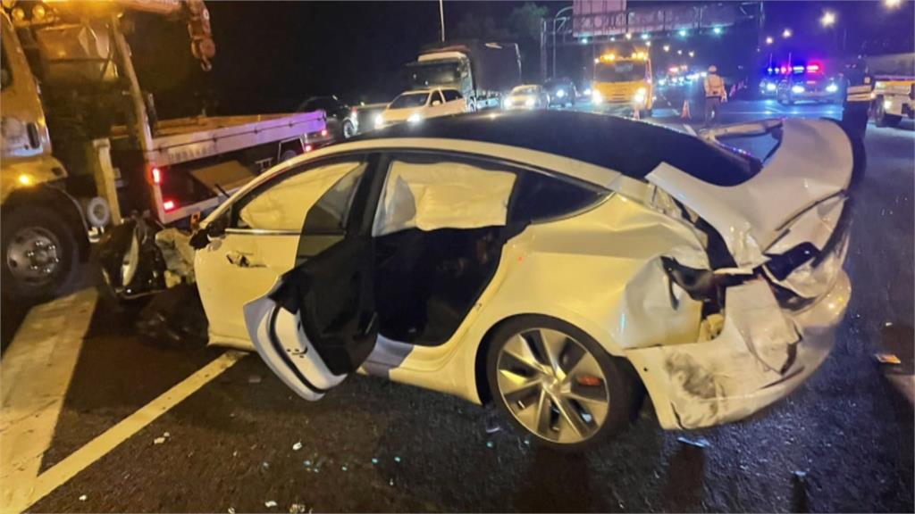 特斯拉國道「自駕」撞工程車　轎車再追撞釀1死
